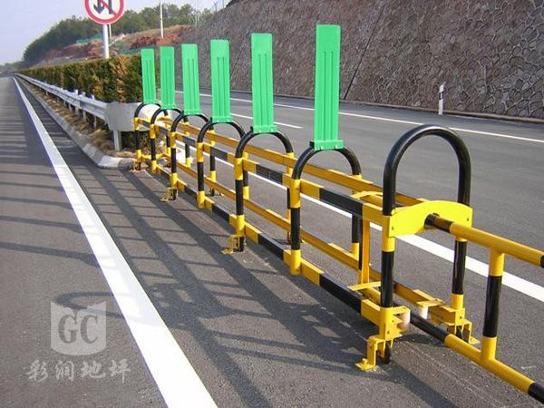 交通产品供应商,赣州交通标牌,赣州公路防撞桶 交通产品供应商,赣州交通标牌,赣州公路防撞桶